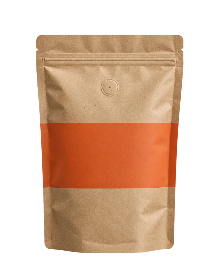 Pungă kraft de cafea cu bandă teracotă, fără etichetă, pe fundal colorat