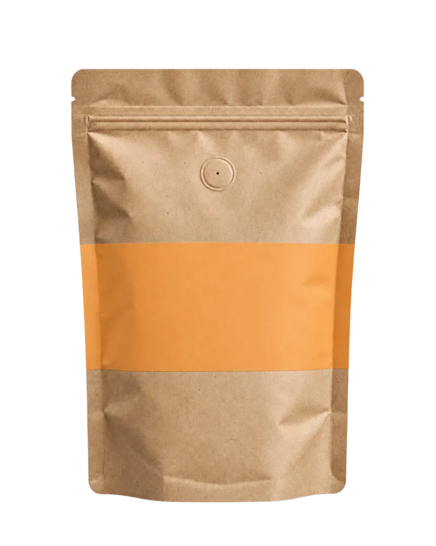 Pungă kraft de cafea cu bandă caisă, fără etichetă, pe fundal colorat