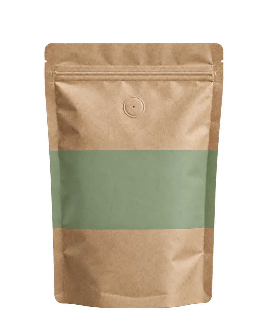 Pungă kraft de cafea cu bandă verde-salvie, fără etichetă, pe fundal colorat