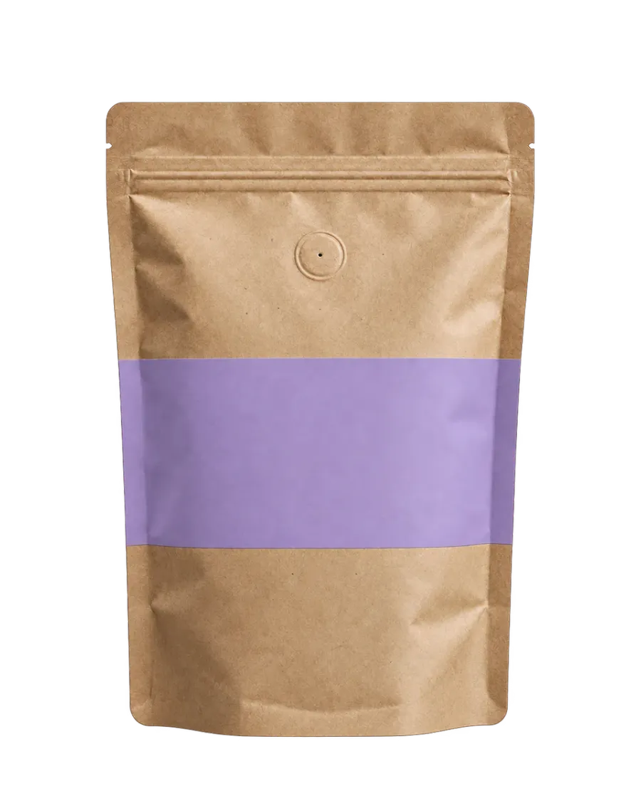Pungă kraft de cafea cu bandă lavandă, fără etichetă, pe fundal colorat