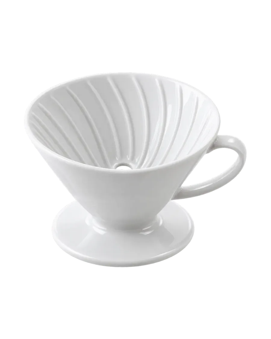 Dripper conic din ceramică albă, cu nervuri spiralate, pe fundal colorat