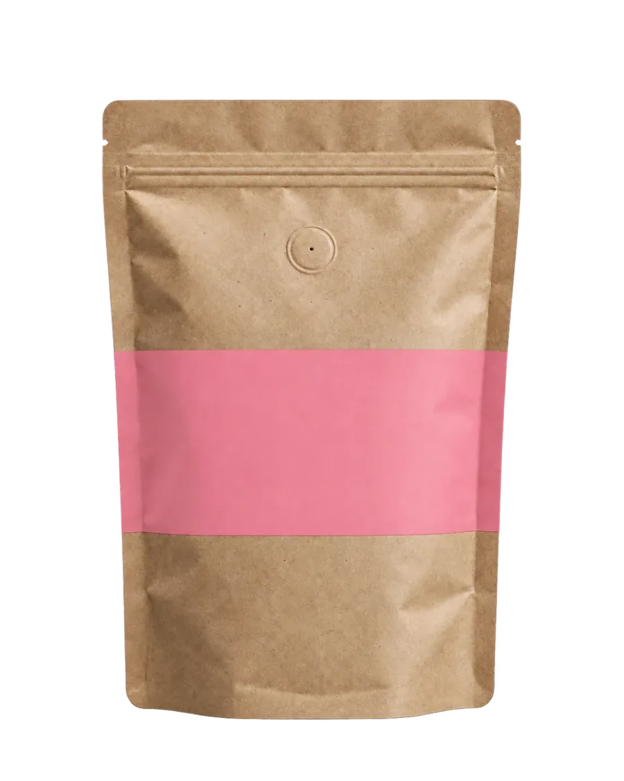 Pungă kraft de cafea cu bandă roz, fără etichetă, pe fundal colorat