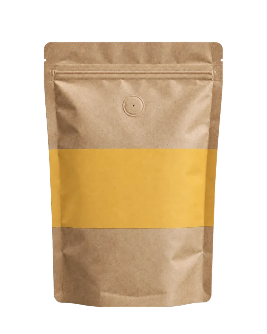 Pungă kraft de cafea cu bandă galben-miere, fără etichetă, pe fundal colorat