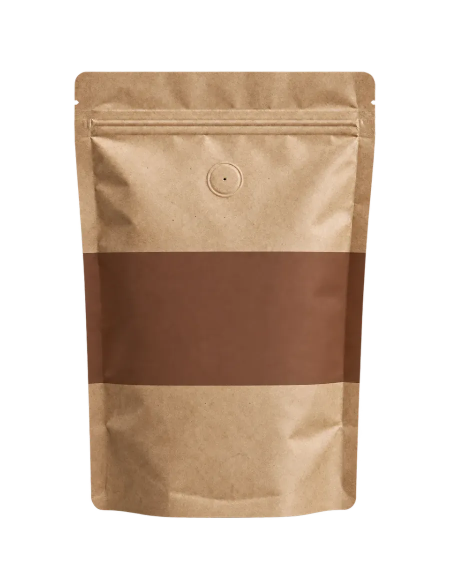 Pungă kraft de cafea cu bandă cacao, fără etichetă, pe fundal colorat
