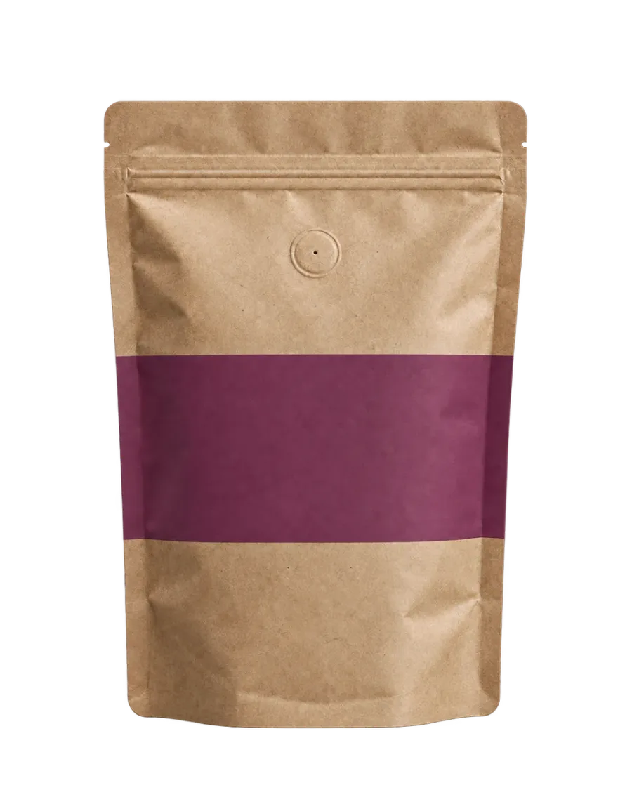 Pungă kraft de cafea cu bandă prună, fără etichetă, pe fundal colorat