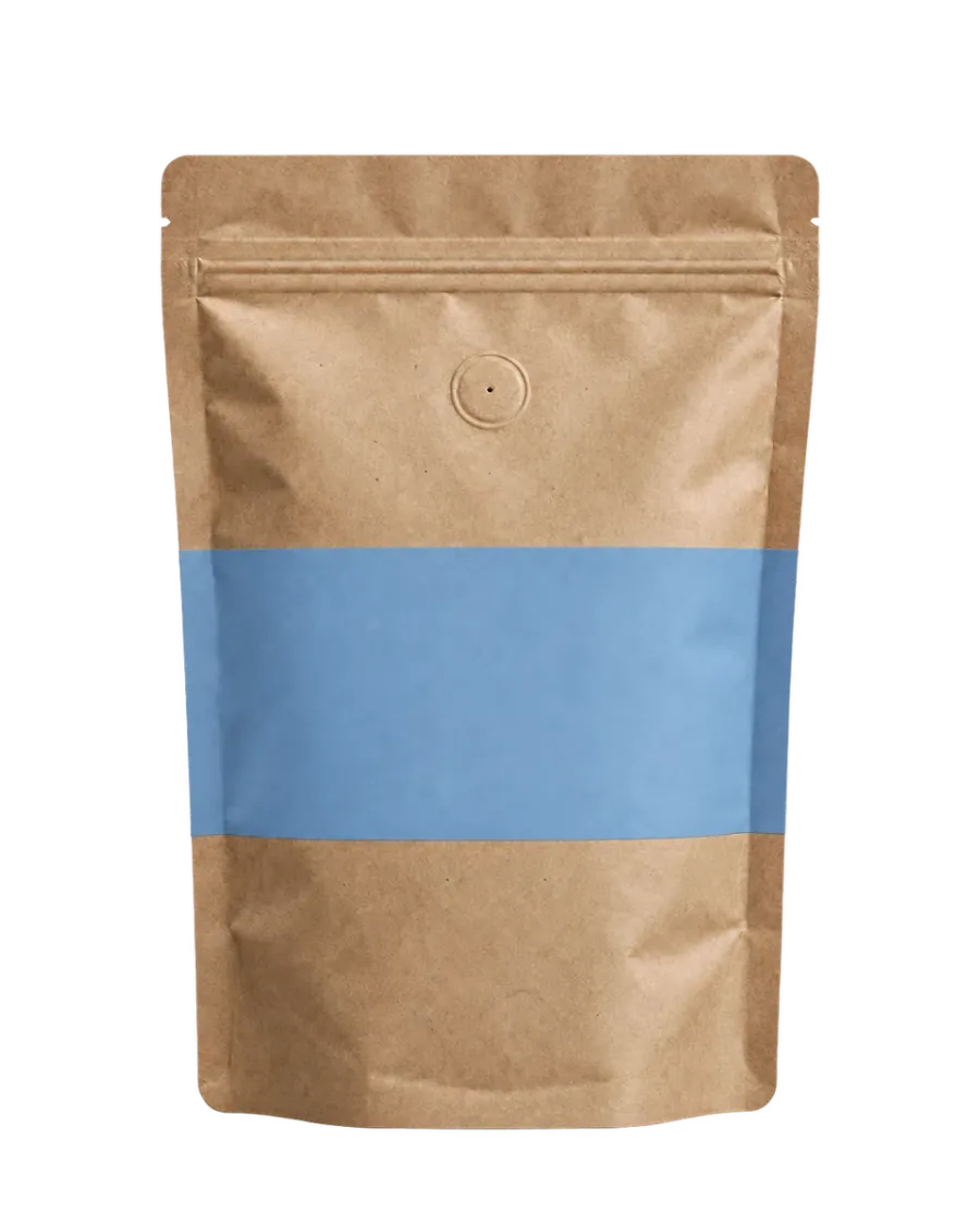 Pungă kraft de cafea cu bandă albastru-cer, fără etichetă, pe fundal colorat